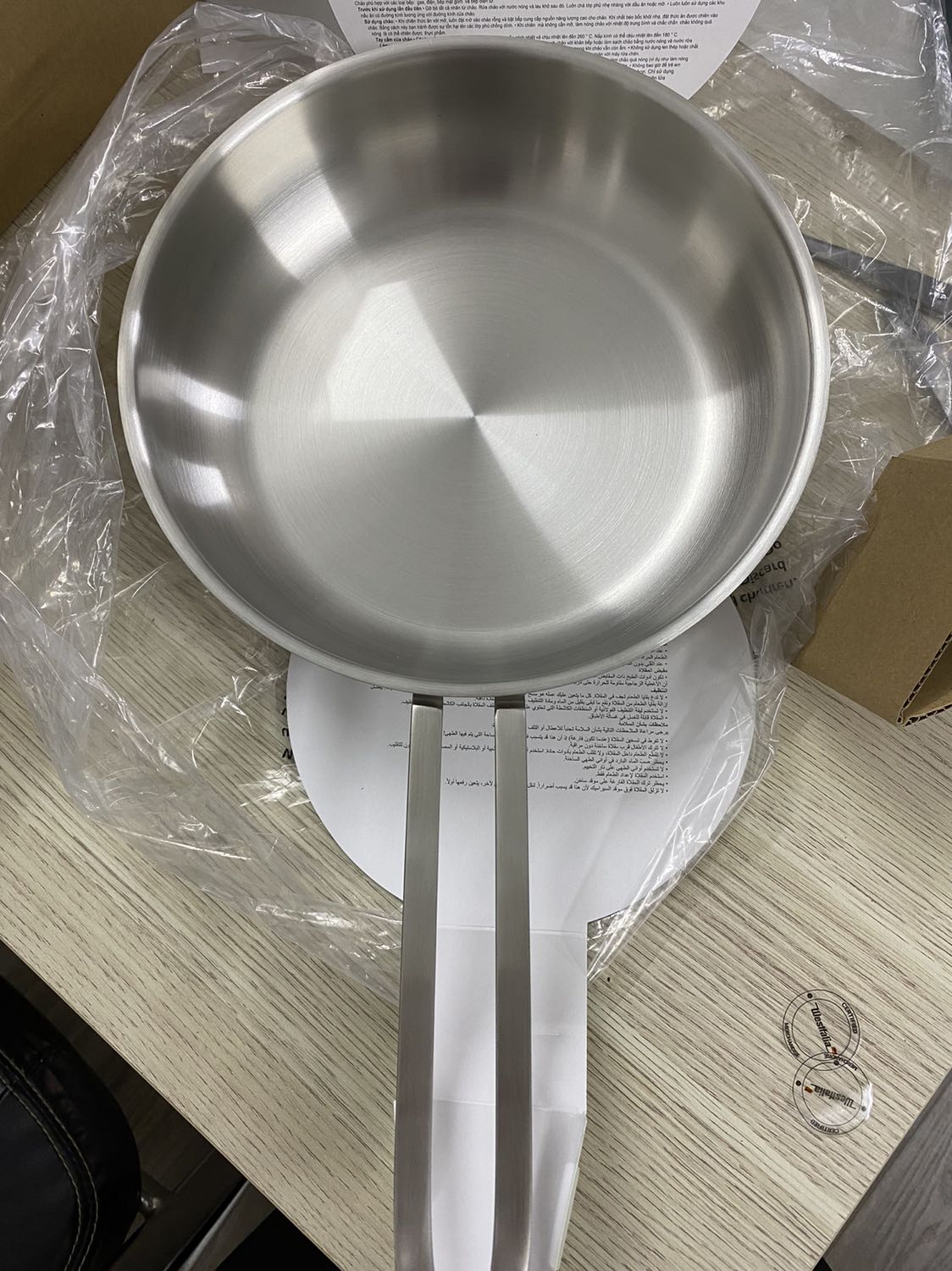 Đóng gói cẩn thận, có hộp giấy lịch sự, hàng xịn, tiền nào của đó, có quay vedeo khui hàng nhưng ko gửi được.