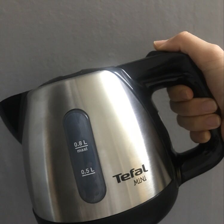 Sản phẩm đóng gói cẩn thận, 2 lớp thùng, có miếng chống sốc cố định sp nên rất yên tâm. Nhân viên giao hàng nhiệt tình. 
Lần đầu sd một máy làm sữa hạt nên mình không so sánh được độ ồn. Mình đã ngâm đậu trước khi xay, tiếng xay thì không ồn ào hơn một chiếc máy xay bình thường, kh có gì để phàn nàn.
Chất sữa mịn, làm theo tỉ lệ của công thức đi kèm rất ok, có độ sánh nhẹ, hài lòng.
Lưu ý: mỗi lần làm sữa chỉ đc có 1L thui. 
Tài liệu đi kèm hữu ích, thiết kế đẹp mắt, có điều quyển công thức chỉ có tiếng Anh và Thái. 
Quà gửi sau, khá lâu, không có thông báo gì làm mình phải liên hệ lại với tiki, đánh giá cao sự PH của tiki. Phần quà mình nhận là bình đun siêu tốc, mình hài lòng với thiết kế (thấy mực nước bên trong, có nắp đậy trên miệng bình, nút bấm nấu bật êm vl). Tóm chung hài lòng, sẽ giới thiệu cho bạn bè mua.