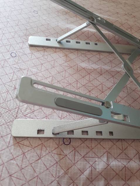 Gọn nhẹ, dễ mang theo. Nhôm dễ bị trầy xước dù không tác động nhiều. Chân đỡ bên trái bị lỏng, không cố định chắc chắn như bên phải.