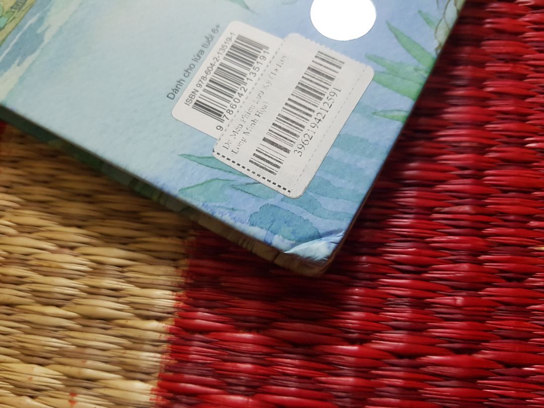 Chưa lần nào mình mua hàng mà gặp trường hợp đóng gói sản phẩm tệ như lần này. Sách không được bọc chống sốc hay nilon gì, nên trong quá trình vận chuyển, bìa sách bị móp méo. Cũng may là đc sách thật, giấy và in đẹp.
Hy vọng lần sau Tiki đóng gói sản phẩm cẩn thận hơn.