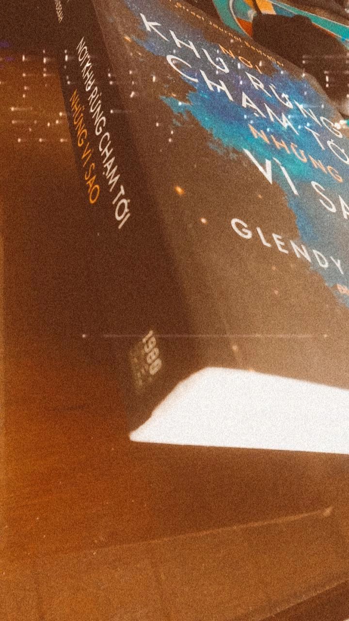 Tiki giao hàng siêu nhanh luôn ấy ạ nên là đc rước mấy bé về tay sớm! 

Sau khi đọc xong toàn bộ quyển sách tôi như chỉ muốn ôm trọn nó vào lòng thôi. Tưởng chừng như là một câu chuyện viễn tưởng với vạn điều kì bí, nhưng rồi mọi thứ tình cảm chân thành được bắt nguồn từ những nỗi đau sâu thẳm cứ thế in hằn trong trái tim tôi một cảm xúc bồi hồi khó tả. Năm điều kì diệu mà cô bé Ursa đã tìm kiếm, nó đã không còn là những điều diệu kì của riêng em nữa rồi. Ursa như một phép màu, một chồi non xanh trong mảnh đất cằn cõi và thô ráp của hiện thực, xua tan đi mọi thứ âu lo mang hình hài gai góc bám lấy trong mỗi con người. Nhờ có Ursa, những giá trị của tình thương yêu mới có cơ hội để ngự trị trong cuộc sống của mọi người một lần nữa ngay sau khi những vết thương lòng của riêng họ đã đc mài dũa lại một cách "duyên dáng" hơn. 

Đây thật sự là một quyển sách rất vô cùng đáng đọc. Chỉ mong trong mỗi chúng ta luôn mãi tồn tại một tâm hồn trẻ thơ vĩnh cửu như Ursa, để ta có thể nhìn cuộc sống này với một góc độ tươi sáng khác. Tin vào những điều nhiệm màu của trái tim và đừng bao giờ đánh mất tâm hồn đáng quý của mình nhé! 

Nhất định là tôi sẽ đọc lại quyển sách này vào một dịp nào đó đấy. Một quyển sách chữa lành nhưng không thiếu đi những tình tiết kịch tính, đc hình thành nên từ những sự việc nhỏ nhặt và tinh tế.