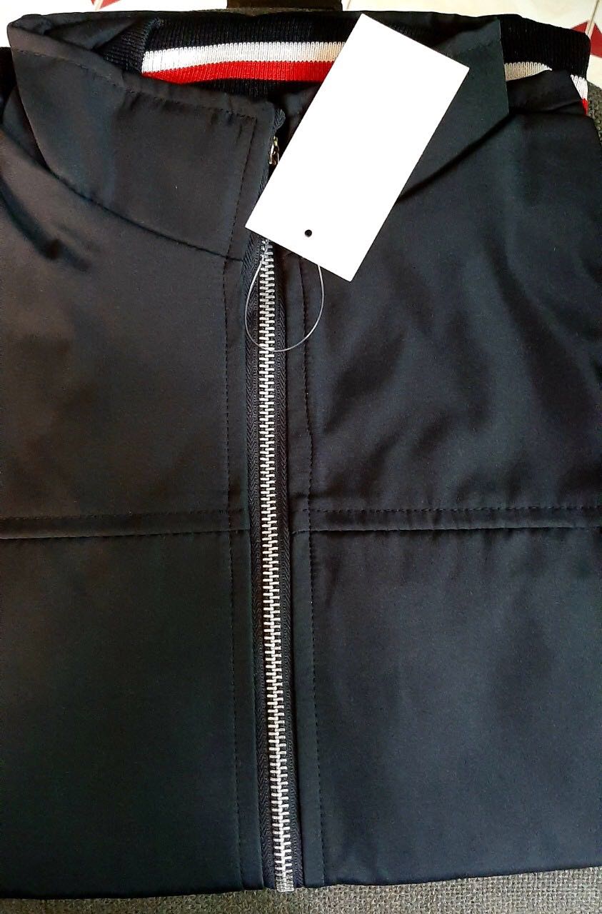 Áo khoác đẹp , các đừong viền áo được may sắc nét , dây khoá kéo kim loại chắc chắn , đường chỉ may rất đều đẹp , như mô tả , 2 túi có khoá nên đựng được tiền ok , có thêm túi trong nữa khá tiện lợi , khi mình cần có thể bỏ dc điện thoại vào trong luôn , chồng mình m7 szie XL là vừa ngừoi  Sản phẩm đúng như mô tả , mua hàng online mà chất và giá như vậy thì không có gì phải phàn nàn nữa . Mình mua hàng online cũng nhiều mà lần này phải nói la rất ưng ý luôn, cảm ơn shop nhiều nhé, giao hàng nhanh áo đẹp ! Mong là tiki ngày càng ngày càng phát triển trong thời gian tới và shop thì kinh doanh phát đạt nha  ?