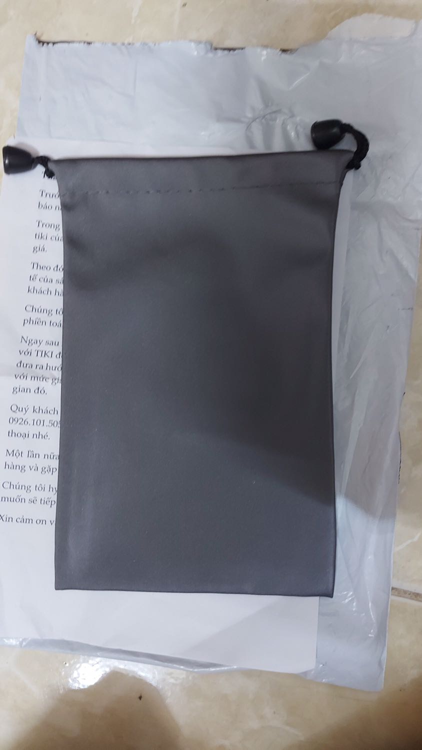 Đặt hàng “Dây Audio chuyển tai nghe 3.5mm đầu cái sang 2 đầu Mic và Tai nghe đầu đực mạ vàng dài 20CM UGREEN AV140 20899”, nhưng shop lại giao “Túi đựng tiện ích giúp bạn lưu trữ phụ kiện dạng dây rút UGREEN 20319”.
Shop cố tình giao sai hàng, đổ lỗi do hệ thống bị lỗi.
Shop đã không huỷ đơn hàng (vì sợ ảnh hưởng đến điểm uy tín).
Không hề có sự liên hệ, trao đổi với khách hàng trước khi giao. Tự quyết định giao cho khách 1 thứ thừ thải. Không tôn trọng khách hàng.