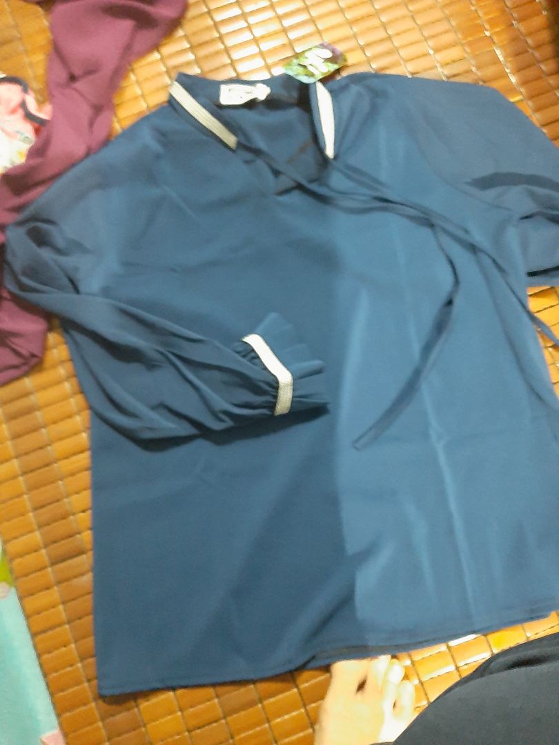 sản phẩm giống mô tả cổ chật khó chui size k chuẩn lắm ai mua nên tăng 1 size nha