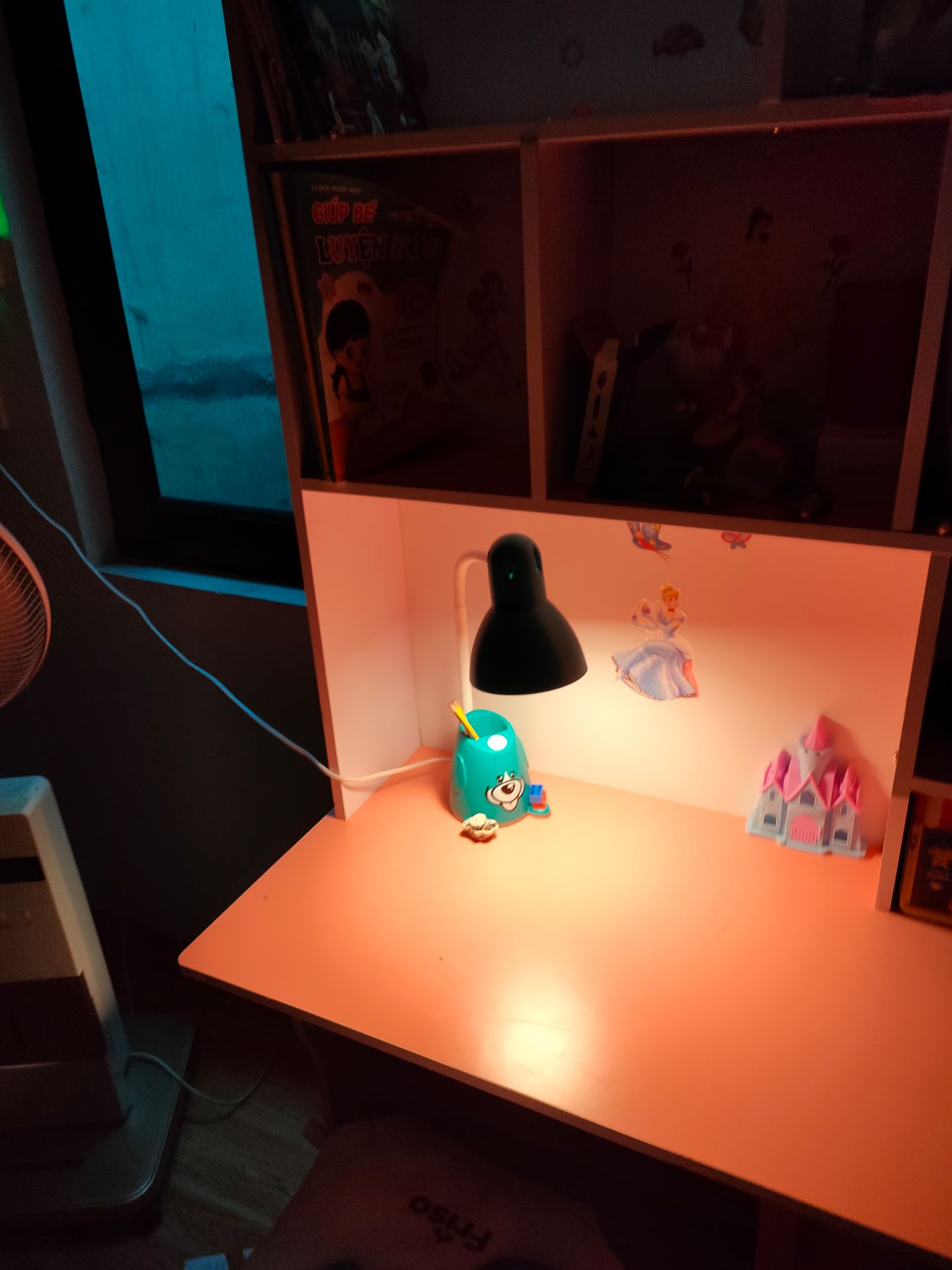 tiec ko đc chọn màu, ánh sáng tốt .hãng có thương hiệu nên yên tâm