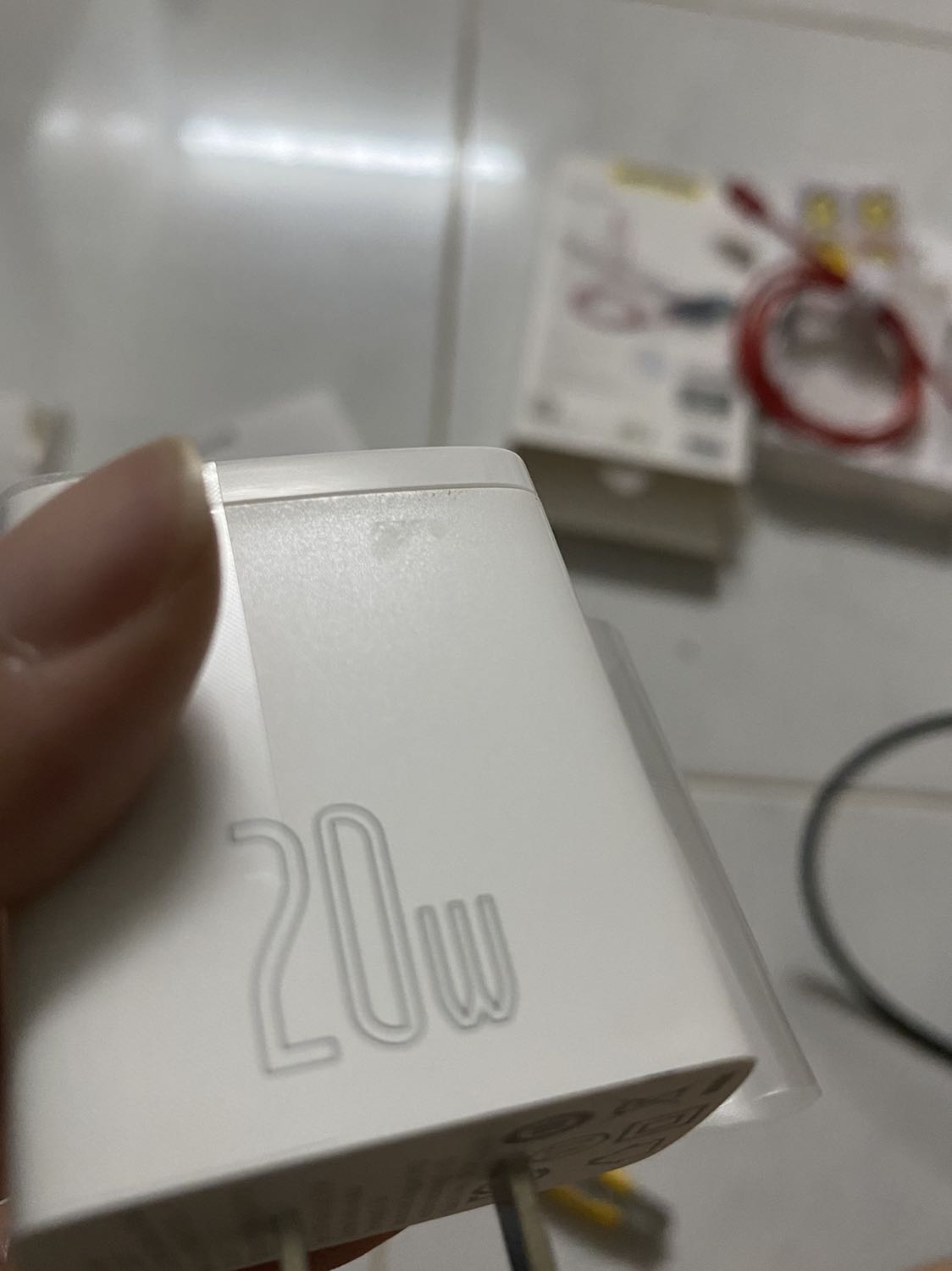 Giao nhanh, đóng gói ok, xài 1 thời gian r mới nx, thấy khá ok, mình xài với dây của cùng hiệu và tương thích ip11 luôn thấy ổ USB sạc nhanh, còn typeC dùng với dây sạc kèm của ip11 thì chậm hơn chút do output có 18w thôi, à và do cả cục sạc có 20w nên nếu sạc 2 đt cùng lúc thì cái nhanh cái chậm, bữa quên cắm cả 2 xong hồi théc méc ủa sạc nãy giờ mà 1 cái nó lên pin lâu quá trời, rút 1 cái đã sạc đầy ra nó lên lẹ liền =))) củ không quá nóng, hộp nhám nhám cầm đã tay, có mã QR ktra chính hãng, tặng sticker nựa =)) nói chung là hài lòng 😌👌