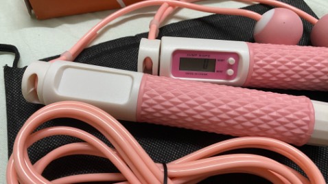 Dây nhẹ, nhìn chắc chắn lắm. Trong tay cầm có thanh sắt làm cầm đầm tay nha. Đếm nhịp chuẩn, nhưng phải luồn đúng chiều của dây vào tay cầm. Màu hồng khá là sến, ko giống màu trong hình tẹo nào cả hahaha có kèm thêm 1 pin và túi rút đựng tiện lắm