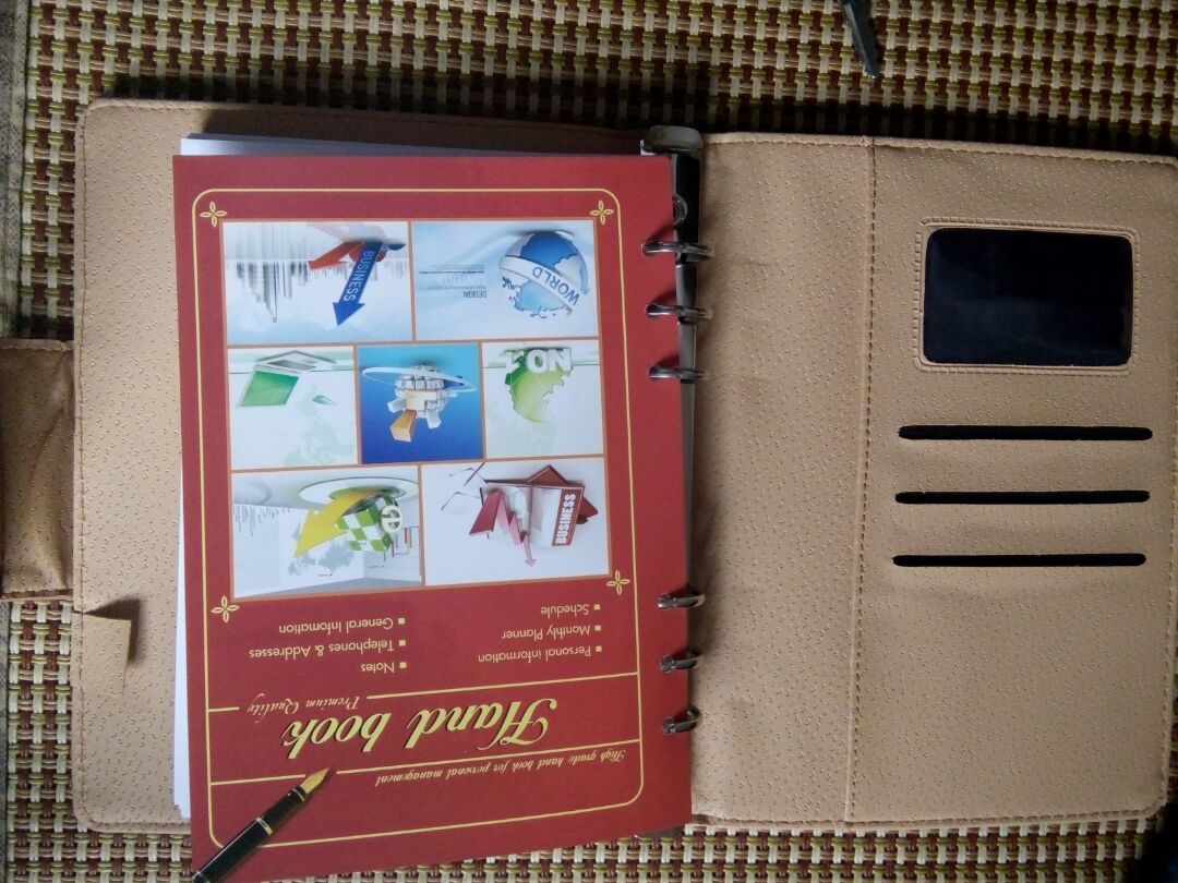 sổ khá đẹp, đường may cẩn thận nhưng có một vài điểm trừ là còng hơi yếu, giấy mỏng hơn so với mình mong đợi, lúc mới đặt thì sợ năm 2019 còn 1 tháng nữa thôi, lịch không đủ nhung hàng giao về thì có cả lịch 2019 và 2020 luôn ý. với mức giá này thì sản phẩm quá ổn r