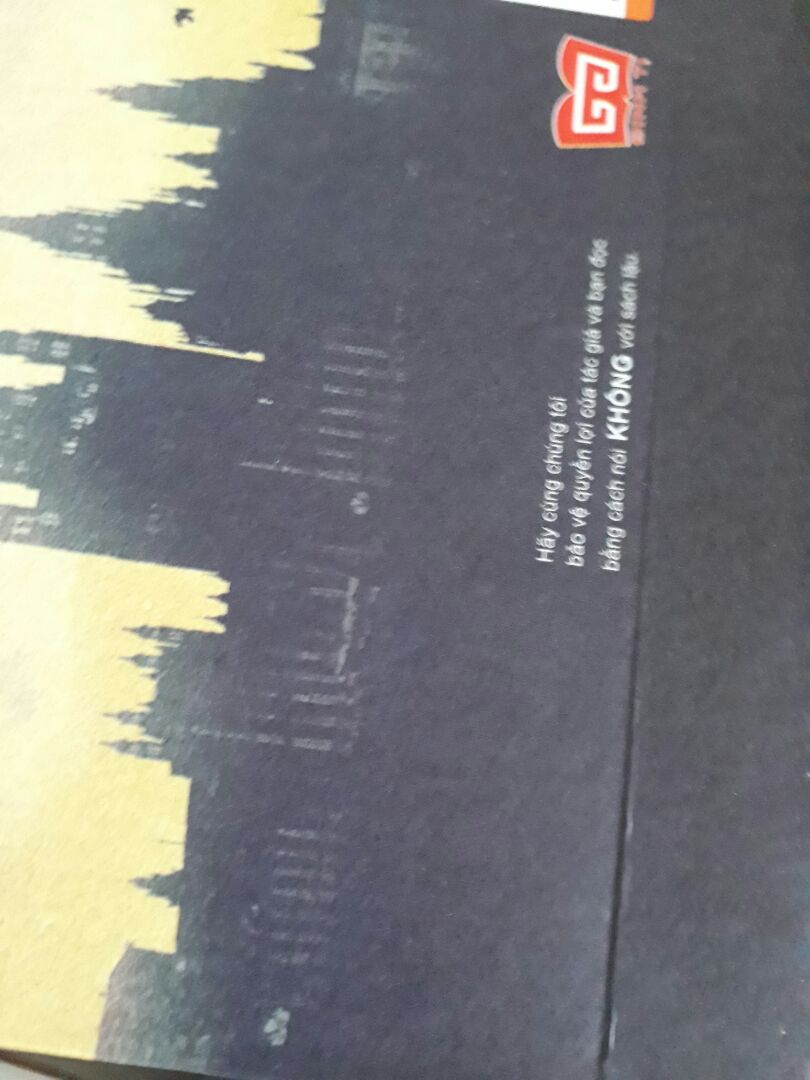 Mình vừa mới nhận hàng cách đây vài phút. Giờ viết review ngay và luôn lol. Dịch vụ giao hàng của Tiki thì không có gì phải bàn, quá ư là ok rồi, được cho xem hàng. Cái đáng quan tâm là trên web Tiki và hóa đơn bảo là có tặng kèm bookmark SH nhưng mình kiểm tra thì không - hề - thấy! Cực kì thất vọng luôn nhưng thấy tội anh shipper quá (aa *** ghê) nên mình cũng nói là đủ hàng :v Điểm trừ cực kì lớn của Tiki cho lần mua hàng này. Mua nhiều rồi mà lần đầu gặp trường hợp như này luôn í.
Mình đặt hàng khuya hôm 11/10, mới vỡ lẽ ngày 12/10 sale còn 200k, tức dã man (mình mua 279k)
À còn về package nữa, lần trước mình mua box set Harry Potter 7 cuốn, được bọc cẩn thận lắm, có bọc nilon rồi kèm dòng 'hàng dễ vỡ' nữa. Lần này chỉ có 1 miếng xốp đi kèm và không gì hơn -_-" chắc do đợt sale nên gấp gáp quá nên quên bọc sách của mình sao?
Về hình thức thì box set này cũng ổn, hộp cứng cáp nhưng có bị gập một miếng (mình có đính kèm ảnh) nhưng không ảnh hưởng gì đến tổng thể. Hộp vừa kín 3 cuốn sách nên muốn lấy thì phải dốc ra. Gáy sách tập 2 và 3 đóng không tốt lắm, mình sợ bị bung ra bất chợt. Giấy in đẹp, không nhòe, mở ra thơm mùi mực nữa (hay mùi gì đấy mình không biết :vv)
Nội dung mình chỉ mới lướt mấy trang đầu, chắc là cũng đầy đủ, văn phong mượt mà. Mấy bạn có thể tham khảo các reviews khác
=> Xét chung về tổng thể thì với giá 279k mà có được bộ sách ngon lành như này thì cũng được rồi :v mình highly recommend cho mấy bạn muốn mua Sherlock Holmes mua boxset này :v
Và mình nhấn mạnh là bạn nào mua nhớ kiểm tra hàng kĩ càng tránh trường hợp thiếu bookmark như mình nhe, đừng thương người một cách quá đáng để rồi thiếu bookmark *huhu* T.T
Cực kì thất vọng khi thiếu bookmark á á á