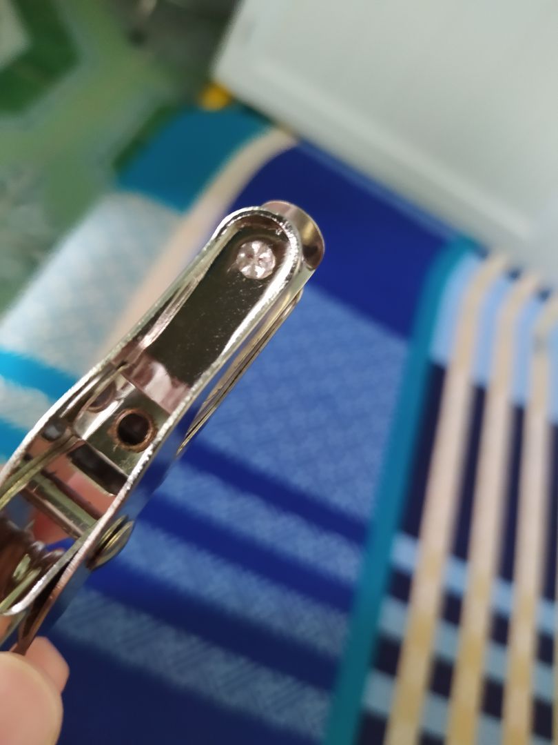 sản phẩm bám bụi, bẩn và bị han gỉ chút ít, hộp bọc ngoài cũng móp méo, vì mình mua với giá 14k nên còn có thể chấp nhận được