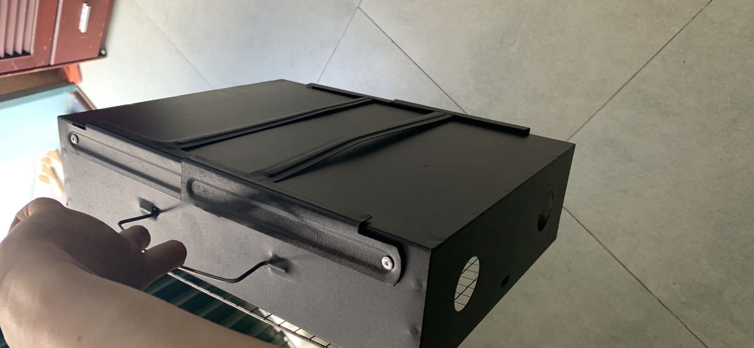 Sản phẩm giao không đúng như hình ảnh. Sản phẩm không có 4 chân đứng, trong khi trên hình ảnh có thể hiện. Kể cả hình ảnh ngoài bao bì cũng có thể hiện, nhưng thực tế sản phẩm không hề có