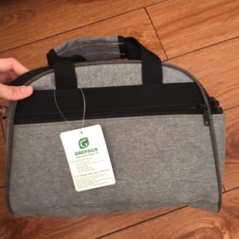 Đường may rất chắc chắn, có tặng kèm đồ đựng đũa muỗng, quá là xịn sò. Rất đáng tiền, mọi người nên mua nhé. 
Sẽ ủng hộ shop lâu dài :)