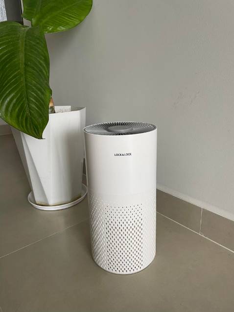 Nhà mình dùng của Sharp rồi nên muốn thay đổi qua L&L để trải nghiệm thêm.
Điểm cộng: siêu nhẹ, mang đi đâu cũng tiện, kiểu dáng đẹp, sang, xinh lắm nha, tặng thêm quà nữa thì khá rẻ.
Điểm trừ: ồn quá, so với sharp thì vẫn rất ồn dù ở sleep mode mình hơi khó ngủ nên k thích lắm, không cảm biến không khí (đang sạch hay có mùi hay ô nghiễm mình cũng k biết) lọc mùi chưa *** nên chưa rõ nhưng cảm nhận là không quá ấn tượng đâu, bạn nào cần công năng hơn kiểu dáng thì nên consider nhé. Nhà mình dùng của Sharp rồi nên muốn thay đổi qua L&L để trải nghiệm thêm.
Điểm cộng: siêu nhẹ, mang đi đâu cũng tiện, kiểu dáng đẹp, sang, xinh lắm nha, tặng thêm quà nữa thì khá rẻ.
Điểm trừ: ồn quá, so với sharp thì vẫn rất ồn dù ở sleep mode mình hơi khó ngủ nên k thích lắm, không cảm biến không khí (đang sạch hay có mùi hay ô nghiễm mình cũng k biết) lọc mùi chưa *** nên chưa rõ nhưng cảm nhận là không quá ấn tượng đâu, bạn nào cần công năng hơn kiểu dáng thì nên consider nhé.