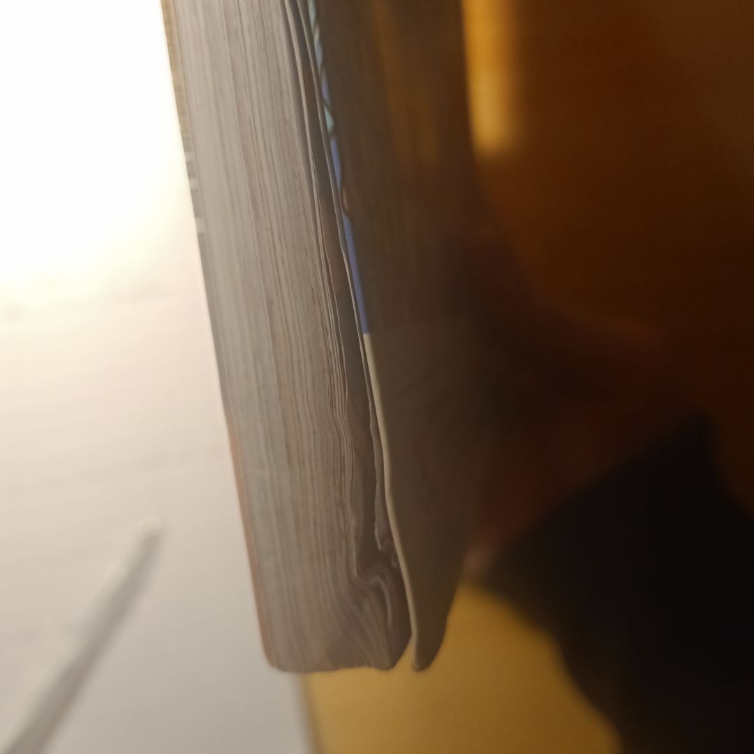 Nhìn sản phẩm vừa mua mà cảm thấy hụt hẫng lắm luôn ấy. Bìa với gáy sách dính bẩn, mấy trang cuối và góc bìa bị gấp vào, nhìn như sách cũ bị pass lại vậy. Nhưng được cái là vận chuyển nhanh, nét vẽ và ND khá dễ thương, phần còn lại không vấn đề gì nên vẫn để 4 sao