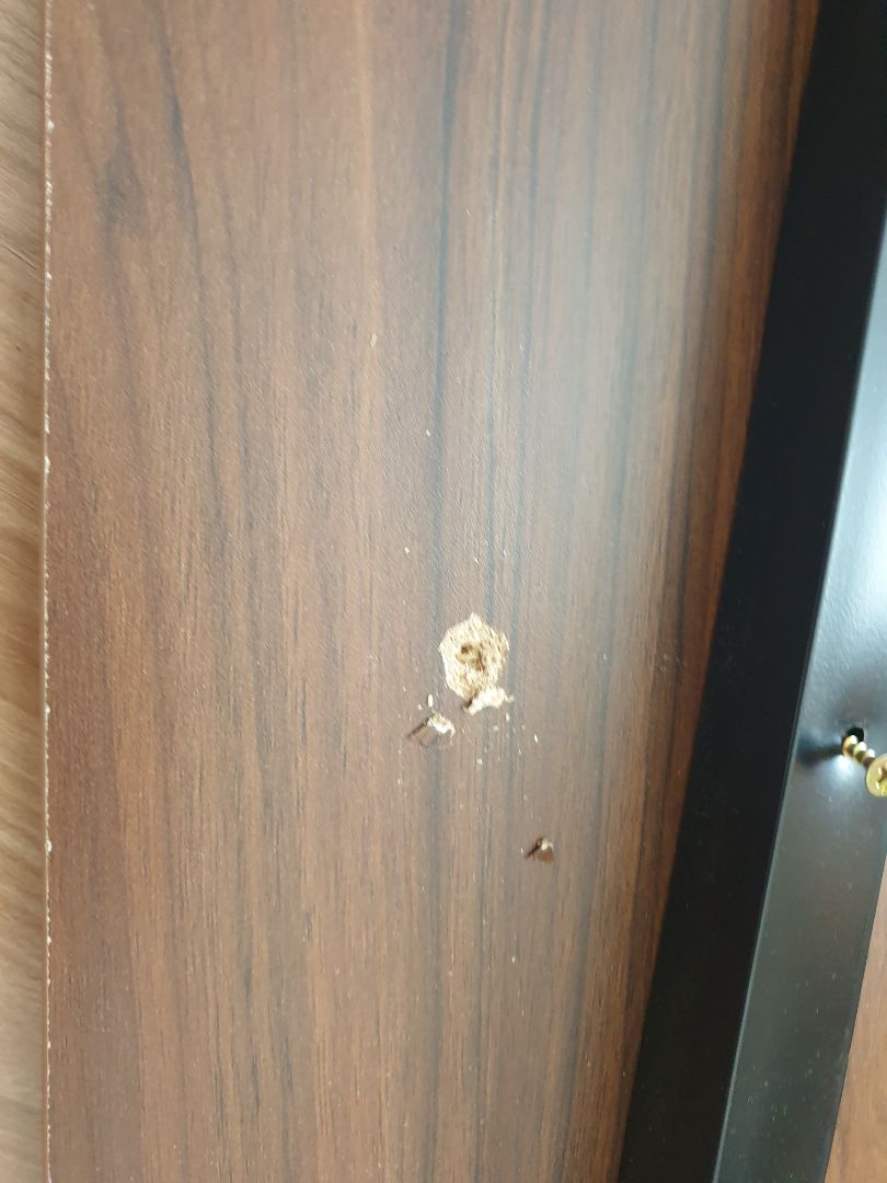 bàn mới ship tới hôm nay hòa toàn ko sử dụng được. Gỗ ván ép ốc vặn vô ko sâu chỗ vặn ốc bị toát. bàn mới ship tới hôm nay hòa toàn ko sử dụng được. Gỗ ván ép ốc vặn vô ko sâu chỗ vặn ốc bị toát.