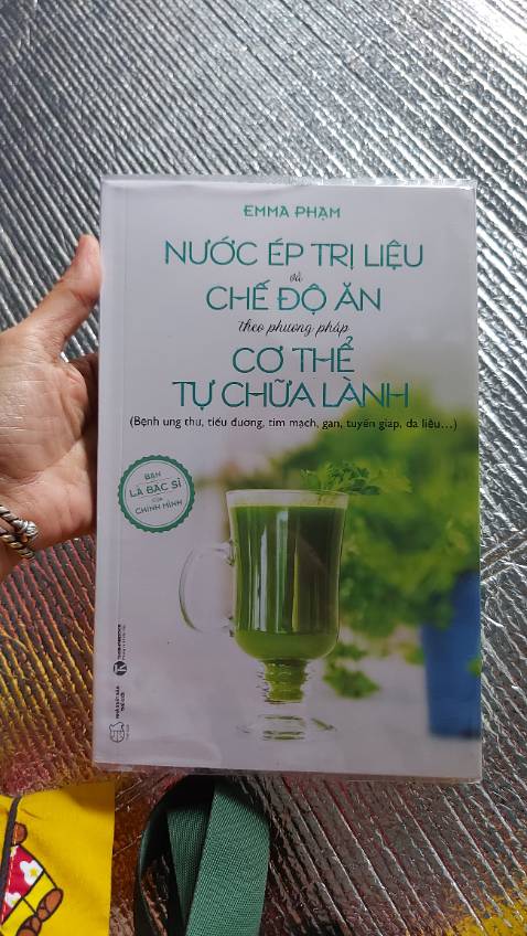 Sách đẹp, hộp bên ngoại bị giao hàng làm móp nhưng sách vẫn oke. Chưa đọc hết vì mới nhận, nhưng xem sơ qua mình thấy sách dễ đọc, dễ hiểu, có trình bày nguyên nhân các loại bệnh và cách làm nước ép trị liệu cho từng bệnh. Mình thấy khá hay. Rất đáng mua