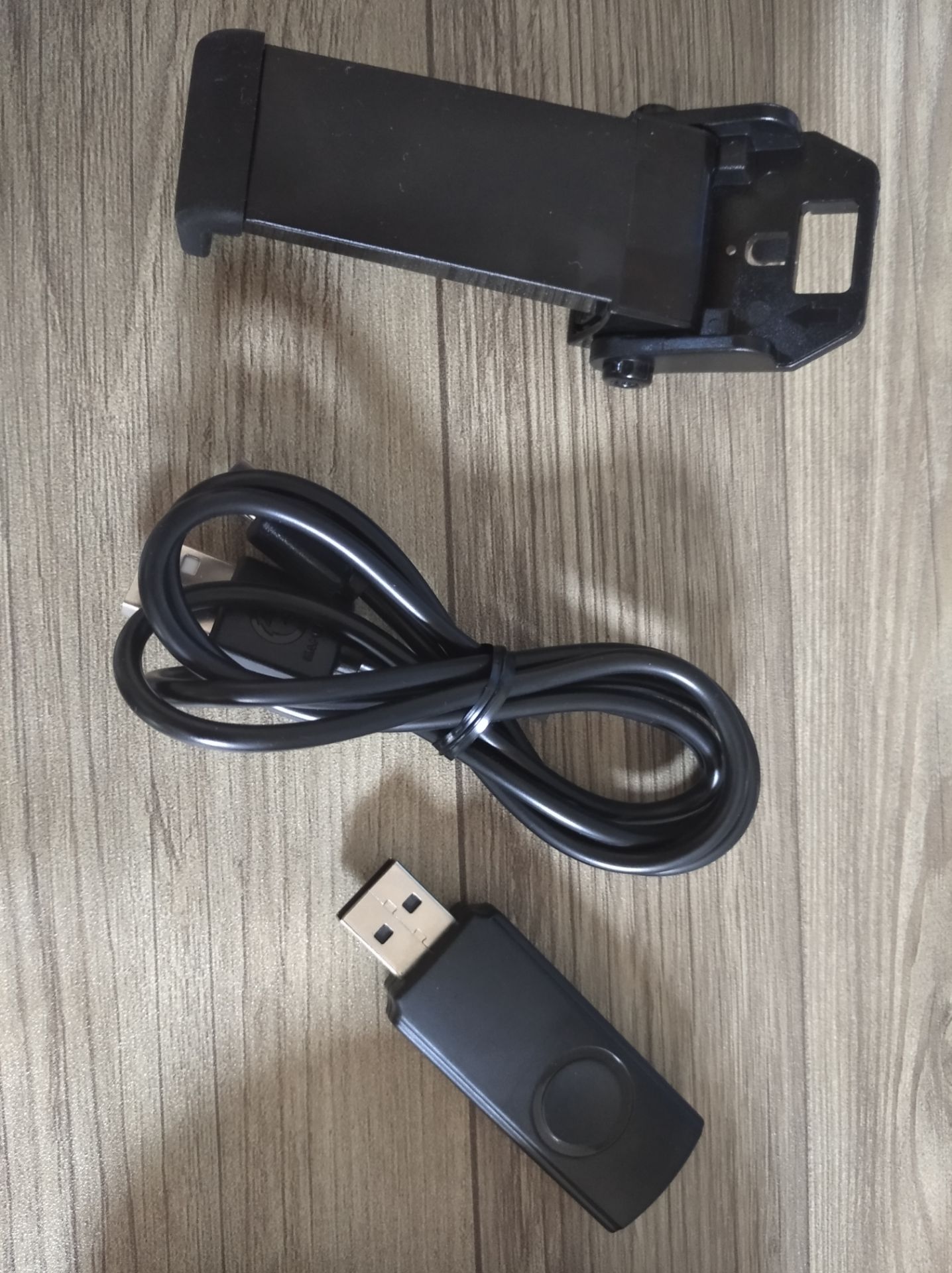 Điểm cộng đầu tiên là Tiki giao hàng sớm hơn dự định, đây là điều mình thích nhất ở Tiki ?.
Về sản phẩm, thì nhỏ hơn nhiều so với tay cầm Nazar cũ của mình. Shop giao đầy đủ phụ kiện: 1 usb, 1 dây kết nối, 1 giá đỡ đt, sách hướng dẫn. Ngoài hình dáng nhỏ thì tay cầm thiết kế đẹp mắt, nút thử thì nhẹ, không cứng. Chất lượng thì để *** sau mới rõ được.