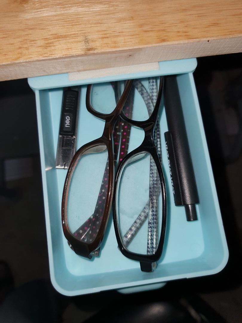 hộc nhỏ gọn chắc chắn với 2 miếng keo 3M