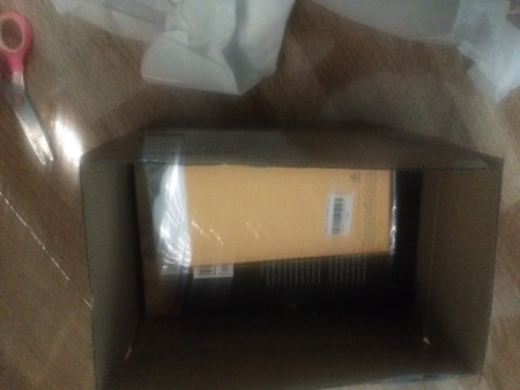 Sách ship nhanh, lúc nhận hàng thì hộp không sao cả. Nhân dịp giảm giá nên mình mua luôn 3 quyển. Kiêu hãnh và định kiến móp nhẹ ở bìa rời và đầu nhưng không ảnh hưởng lắm. Rất đáng mua