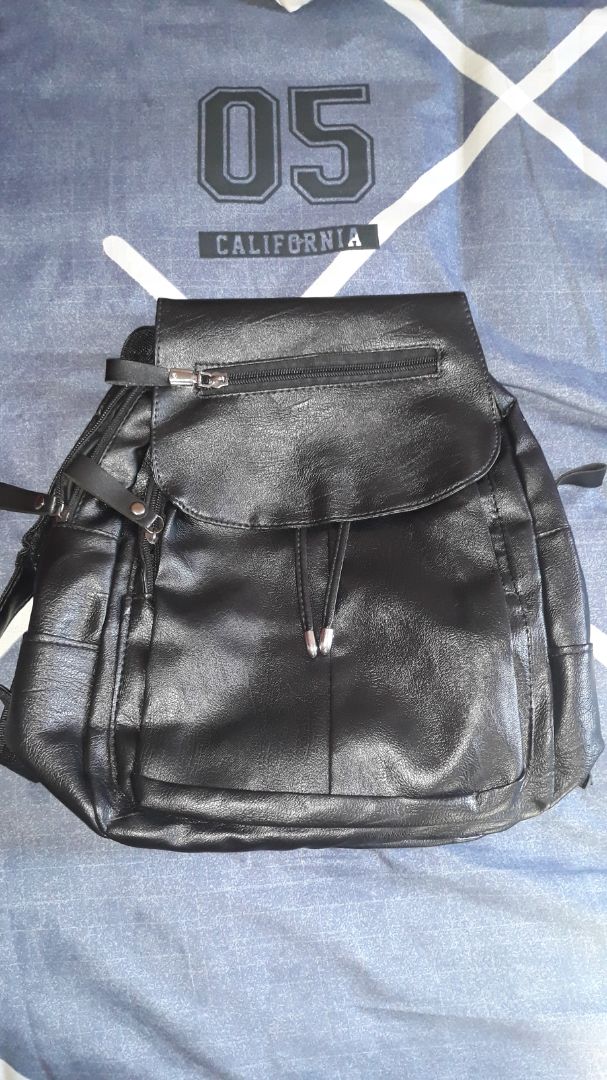 Balo nhìn qua thì ok, da mềm, nhiều ngăn, rộng. Nhưng kiểm tra thì dây đeo bị sút, lật bên trong chỗ sút thì đường may bị lỗi, chần ko đúng. 
Tiki giao nhanh, đóng gói cẩn thận nhưng lần này giao hàng bị lỗi rồi nên ko hài lòng. Mong tiki trước khi giao hàng thì kiểm tra kĩ hơn.