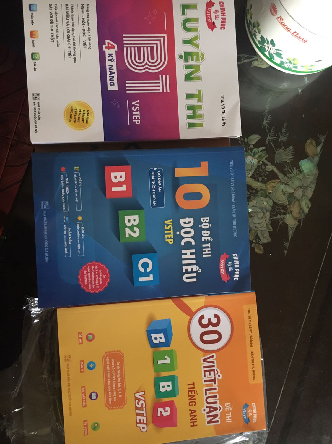 Đã mua sách ôn A2 của Vivian 1 lần rất chi tiết. Mua thêm combo 3 sách + khoá học online của Vivian hy vọng sẽ pass B1 😊. Gố hàng sách rất cẩn thận ạ. Đáng đầu tư ạ