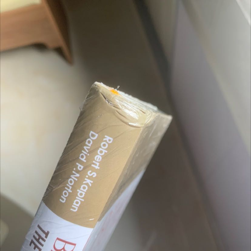 Đóng gói có vẻ cẩn thận, ship nhanh, nhưng lại đưa khách sách bị gãy mép.