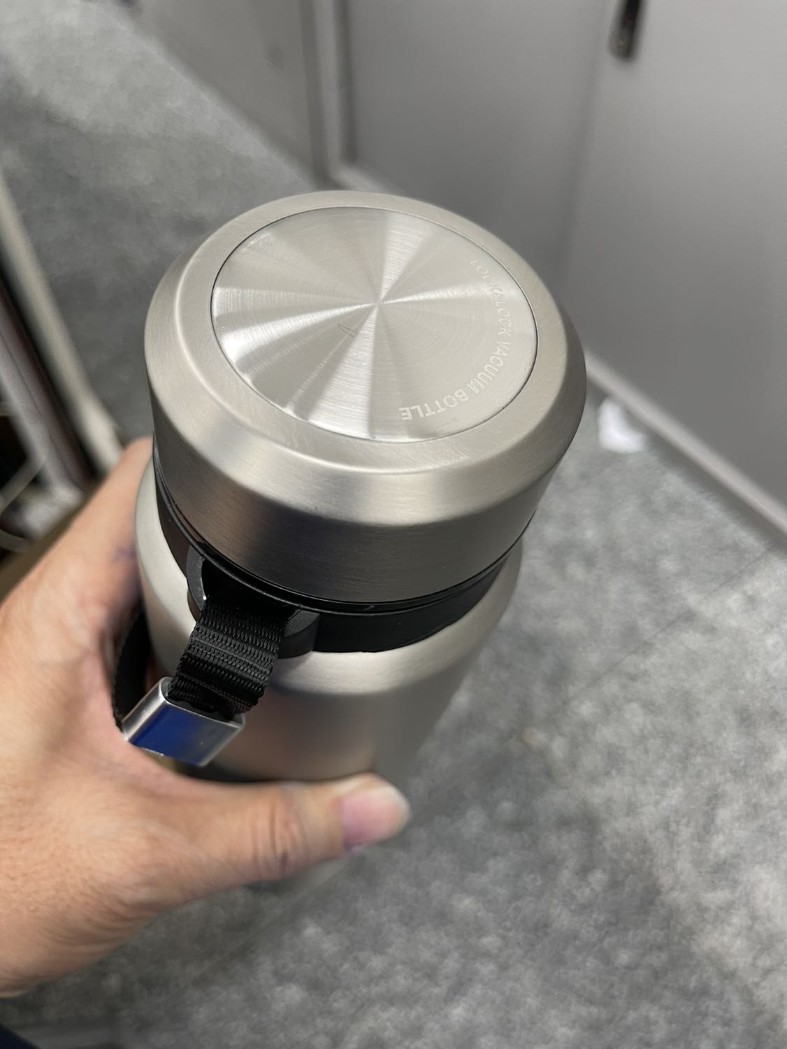 Tiện lợi, đẹp mắt, giao hàng nhanh chóng trong 2h có luôn, ưng ý đặt thêm 1 bình nữa nhưng bình thứ 2 bi trầy xước nhẹ. Ai phu trách chất lượng nhớ kiểm tra rồi giao khách.