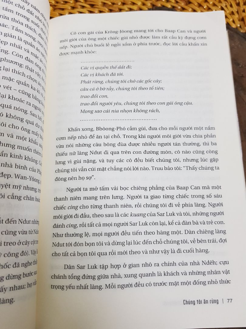 Sách viết về Tây Nguyên của Georges Condominas thì nội dung ko có gì phải bàn, có nhiều kiến thức và giá trị cho ai muốn tìm hiểu Tây Nguyên. Sách in chữ rõ ràng, dễ đọc, tuy nhiên hình ảnh hơi mờ và nhỏ. Tiki giao hàng nhanh nhưng đóng gói chưa cẩn thận (ko chèn hàng kỹ trong hộp) nên hộp giấy bị rách và gãy góc sách.