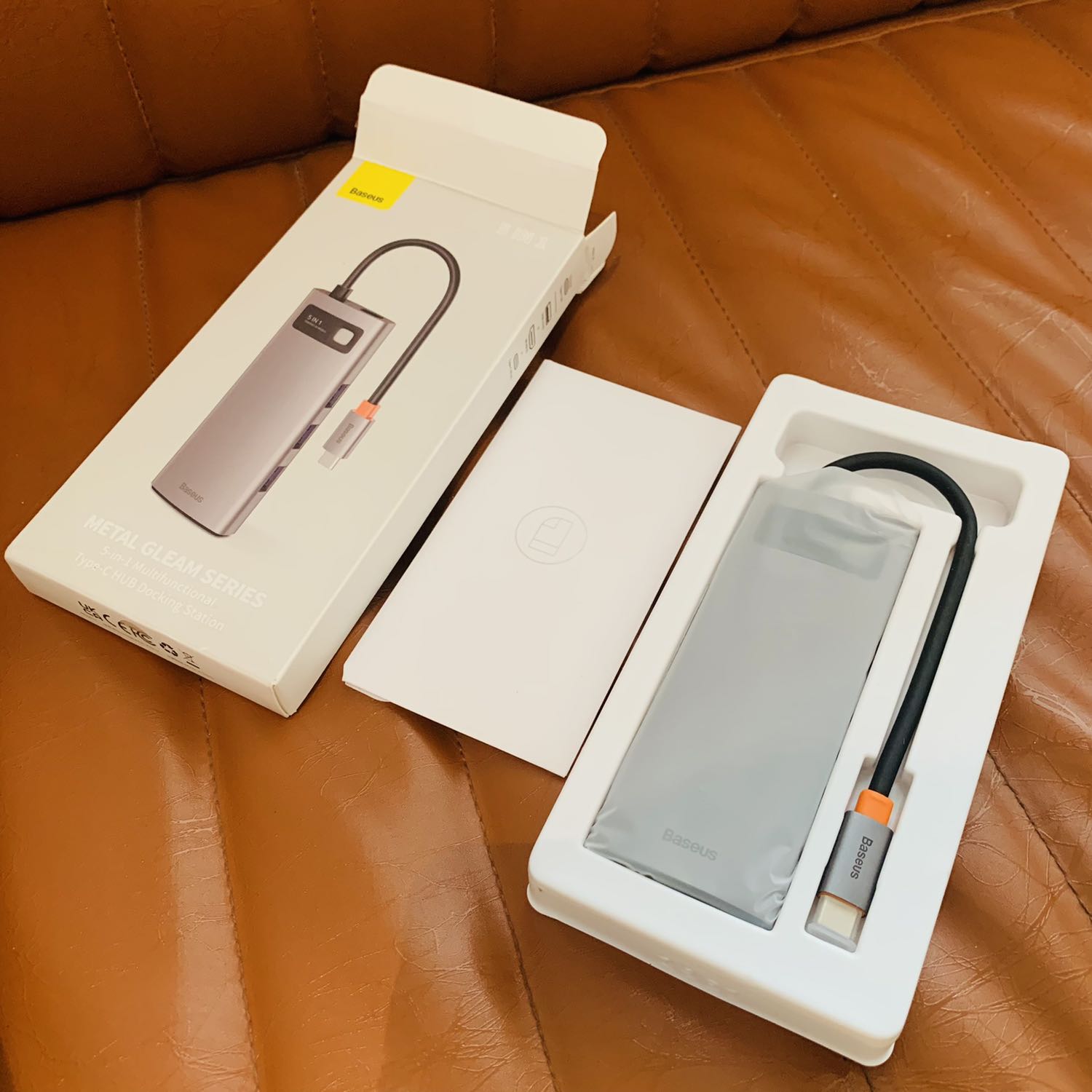 Đúng với thông tin. Mình mua loại 5 trong 1 là vừa dùng với nhu cầu.
Thiết kế gọn và thông minh (có chỗ gắn đầu dây nối)
Còn tặng kèm sticker dễ thương, giúp đánh dấu *** 😌