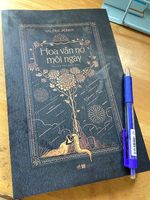 Một câu chuyện buồn!
Nghĩa trang không hẳn là một nơi ảm đạm, mà với cô, nó là nơi đã hồi sinh cô, là nơi tiếp thêm sức mạnh để cô được chuyển hoá, buông bỏ, và vươn lên.
Một câu chuyện buồn! Nhưng không bi thảm.
Hoa vẫn nở
Mỗi ngày.