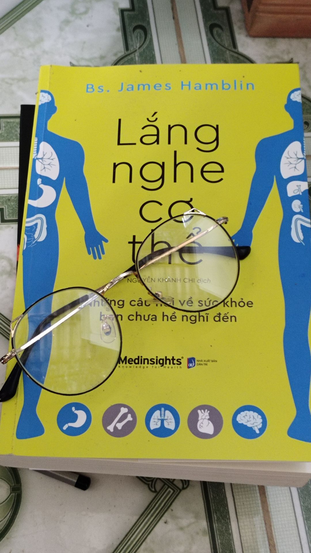 Mình mới nhận sách sáng nay. Vừa đọc lướt qua nhưng thấy nội dung rất xịn xò luôn,cực kì thú vị. Recommend cho bạn nào đang muốn tìm hiểu cơ thể kì diệu của mình nha Mình mới nhận sách sáng nay. Vừa đọc lướt qua nhưng thấy nội dung rất xịn xò luôn,cực kì thú vị. Recommend cho bạn nào đang muốn tìm hiểu cơ thể kì diệu của mình nha