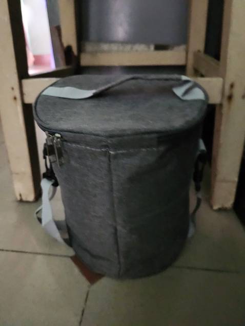 Tốt, hấp đồ ăn ngon, dày, túi chắc chắn, nên mua, màu xám, trong là tô inox, có nắp đậy nhựa, mang đi làm trông đẹp ngầu