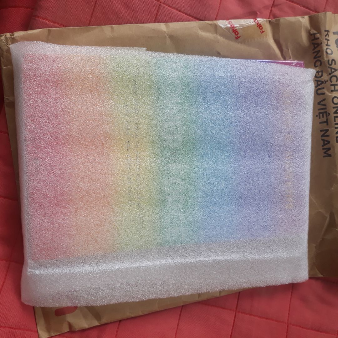 mình đặt hàng ngay đợt giãn cách nên đợi hơi lâu. mà Tiki giao cho mình từ giữa T9 rồi, giờ mới xác nhận giao hàng thành công cho mình. Còn về sách thì shop đóng gói rất đẹp và chắc chắn, ngoài màng bọc nilong ở ngoài sách thì có thêm 1 miếng xốp nữa. Nội dung vài chương đầu hơi khó với mình nhưng về sau thì dễ hiểu hơn. Sách giúp mình hiểu thêm về trường năng lượng của bản thân và xung quanh, dù chỉ một vật hay 1 tác động nhỏ cũng có thể ảnh hưởng đến cơ thể và sức khỏe của chúng ta. Mình đọc xong hết quyển rồi, chắc phải đọc thêm lần 2 lần 3 mới hiểu được kiến thức trong quyển sách và áp dụng vào cuộc sống. Mọi thứ đều ổn áp và xứng đáng 5sao. Chỉ duy nhất sách dễ bị bung giấy, mình cầm nhẹ nhàng nâng niu lắm mà bị rách cả 1 xấp gần 20 tờ huhu, hy vọng lần sau nhà xuất bản sẽ cải thiện hơn ạ. mình đặt hàng ngay đợt giãn cách nên đợi hơi lâu. mà Tiki giao cho mình từ giữa T9 rồi, giờ mới xác nhận giao hàng thành công cho mình. Còn về sách thì shop đóng gói rất đẹp và chắc chắn, ngoài màng bọc nilong ở ngoài sách thì có thêm 1 miếng xốp nữa. Nội dung vài chương đầu hơi khó với mình nhưng về sau thì dễ hiểu hơn. Sách giúp mình hiểu thêm về trường năng lượng của bản thân và xung quanh, dù chỉ một vật hay 1 tác động nhỏ cũng có thể ảnh hưởng đến cơ thể và sức khỏe của chúng ta. Mình đọc xong hết quyển rồi, chắc phải đọc thêm lần 2 lần 3 mới hiểu được kiến thức trong quyển sách và áp dụng vào cuộc sống. Mọi thứ đều ổn áp và xứng đáng 5sao. Chỉ duy nhất sách dễ bị bung giấy, mình cầm nhẹ nhàng nâng niu lắm mà bị rách cả 1 xấp gần 20 tờ huhu, hy vọng lần sau nhà xuất bản sẽ cải thiện hơn ạ.