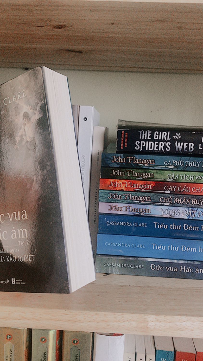 Sách được shop bọc vô cùng cẩn thận, giao hàng cũng ok không bị móp gì cả. Mua đúng dịp sale 50% còn được tặng kèm một cuốn khác nữa nên quá hời. Nội dung thấy review trên Goodreads khen quá trời, nhất định sẽ mua hết cả bộ😘