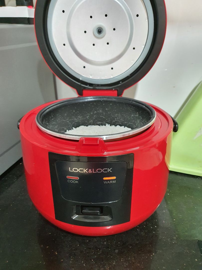 nồi cơm nhỏ, phù hợp bữa cơm 2-3 người lớn. nấu được chừng 1.5 *** gạo (*** sữa đặc)
nồi nấu ổn, không cháy không khô. Đã dùng 1 tuần thấy chưa có vấn đề.
nồi không có hốc đựng nước đọng như những nồi cơm bình thường khác mà chỉ chảy trên rãnh quanh nồi.
có đi kèm vá xơi cơm nhỏ.
Tiki giao nhanh rất ok. bọc kĩ, không hư hỏng.