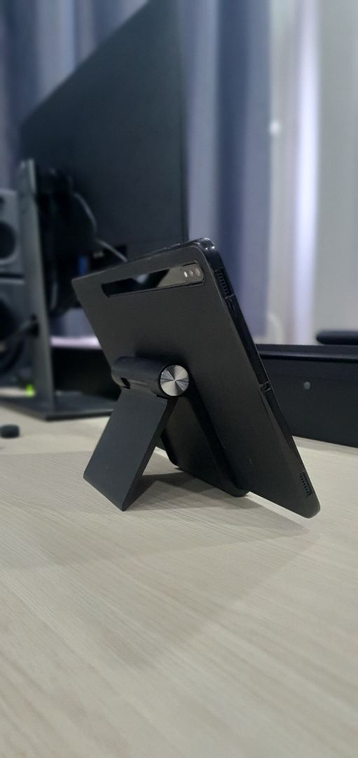 Mình dùng tablet Tab S8+ đặt lên giá đỡ theo chiều ngang dọc đều ok, khá vững, không thấy vấn đề gì.
Hài lòng!