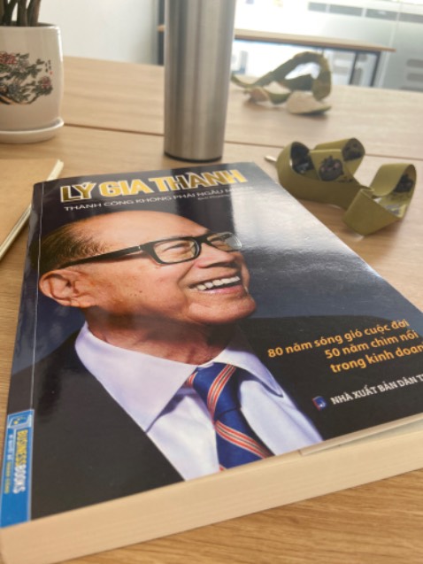 Mới đọc mấy trang đầu, gây một ấn tượng rất sâu sắc, một cảm xúc nào đó tự dưng dân lên, bởi vì những điều này nó đúng với bản thân mình, đúng với tất cả những ai có chỉ mỗi hai bàn tay, có khát khao làm giàu. Cũng có thể, cuốn sách này làm thay đổi cách nghĩ bấy lâu nay, về những người đã thành công là do truyền lại, là do may mắn... Hãy thử một lần chiêm nghiệm, hãy giống như tôi, một lần biết và thay đổi suy nghĩ của mình!