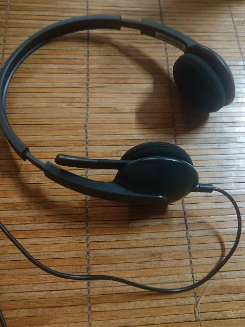 Kết nối với điện thoại và laptop được. Điện thoại thì thêm cái cáp otg nữa nhé. Dùng học tiếng Anh tốt vì gọn nhẹ. Đầu tư 500k để kiếm IELTS 4.5