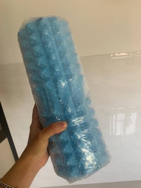 Con lăn này có độ dài lớn á, nhìn cứ tưởng bé nào ngờ to ra gớm, mình định mua về tập lưng, nằm luôn được lên như kiểu người Nhật á, nhưng mà đường kính lớn tận 13cm cho nên là nằm lên trên lăn qua lăn lại cho ép lưng vs liên xườn mà ko chạm xuống sàn, tập như thế cũng khá ok! Sản phẩm cứng cáp, mình dùng, rồi anh trai dùng nặng 80kg vẫn ép thoải mái, massage khá dễ chịu.
Sản phẩm đúng mô tả, giao hàng đúng màu sắc xanh dương, màu mình thấy đẹp nhất. Thời gian giao hàng dự kiến khá nhanh, không phải đợi lâu lắm, shipper hơi nóng tính, nhưng mà không sao! Đã từng mua bóng yoga bên shop này, thấy làm ăn uy tín, ủng hộ tiếp sp này có gì shop ra thêm sp bài tập bổ trợ ép nữa nha, mình thấy ít shop bán!! 
Mua lần 2 cho 9,5 điểm.