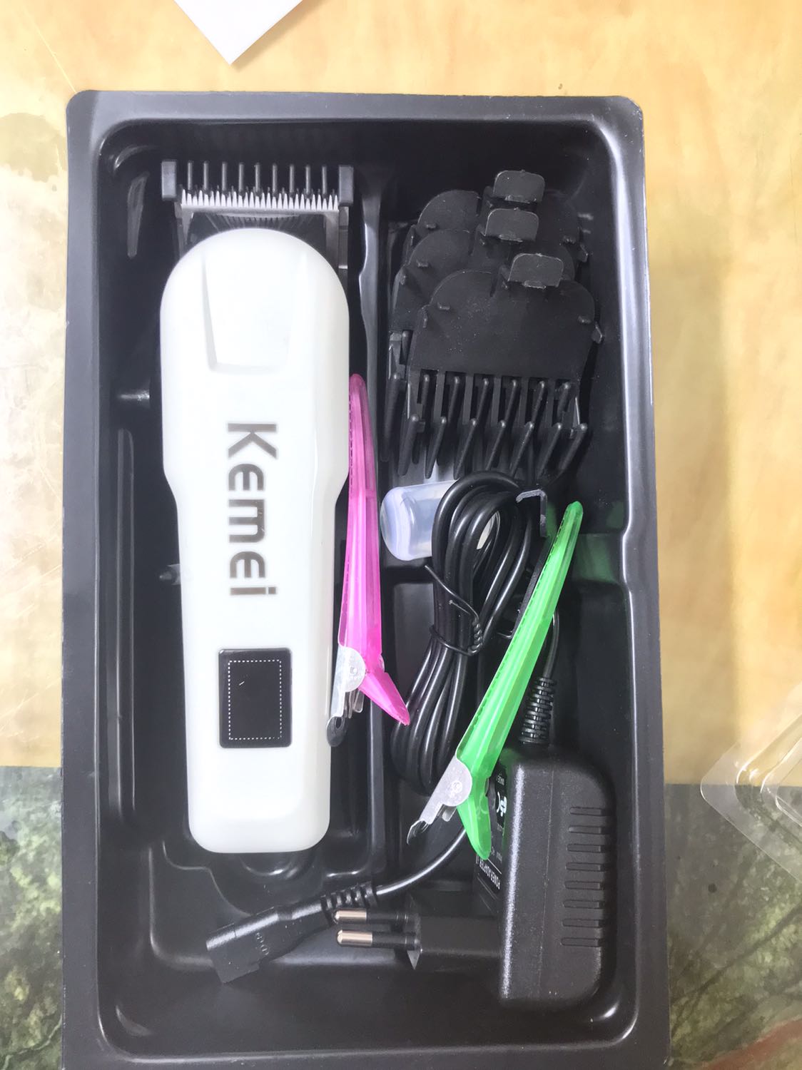 Máy cầm chắc tay, khá là khoẻ, ko quá ồn. Lúc minh mới nhận về thì 100% pin. Cắt một cái đầu tốn khoảng 7-10% pin.
Đáng mua.