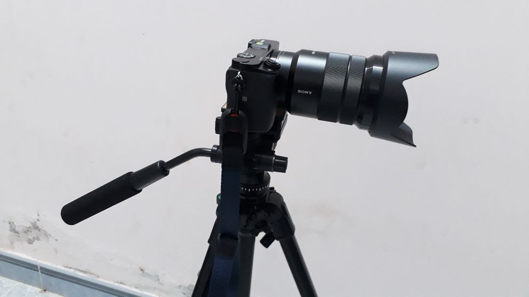 Tiki giao hàng nhanh và đóng gói cẩn thận
Một số nhận xét về sản phẩm
Ưu điểm:
  Chân máy chắc chắn, hệ thống các khớp xoay rất êm và linh hoạt, chiều cao phù hợp với nhiều điều kiện chụp và quay khác nhau.
Nhược điểm nhỏ
  Vì khớp xoay có độ ì nhất định và trọng lượng chân máy nhẹ, nên đôi khi xoay chân máy sẽ dễ bị xê dịch