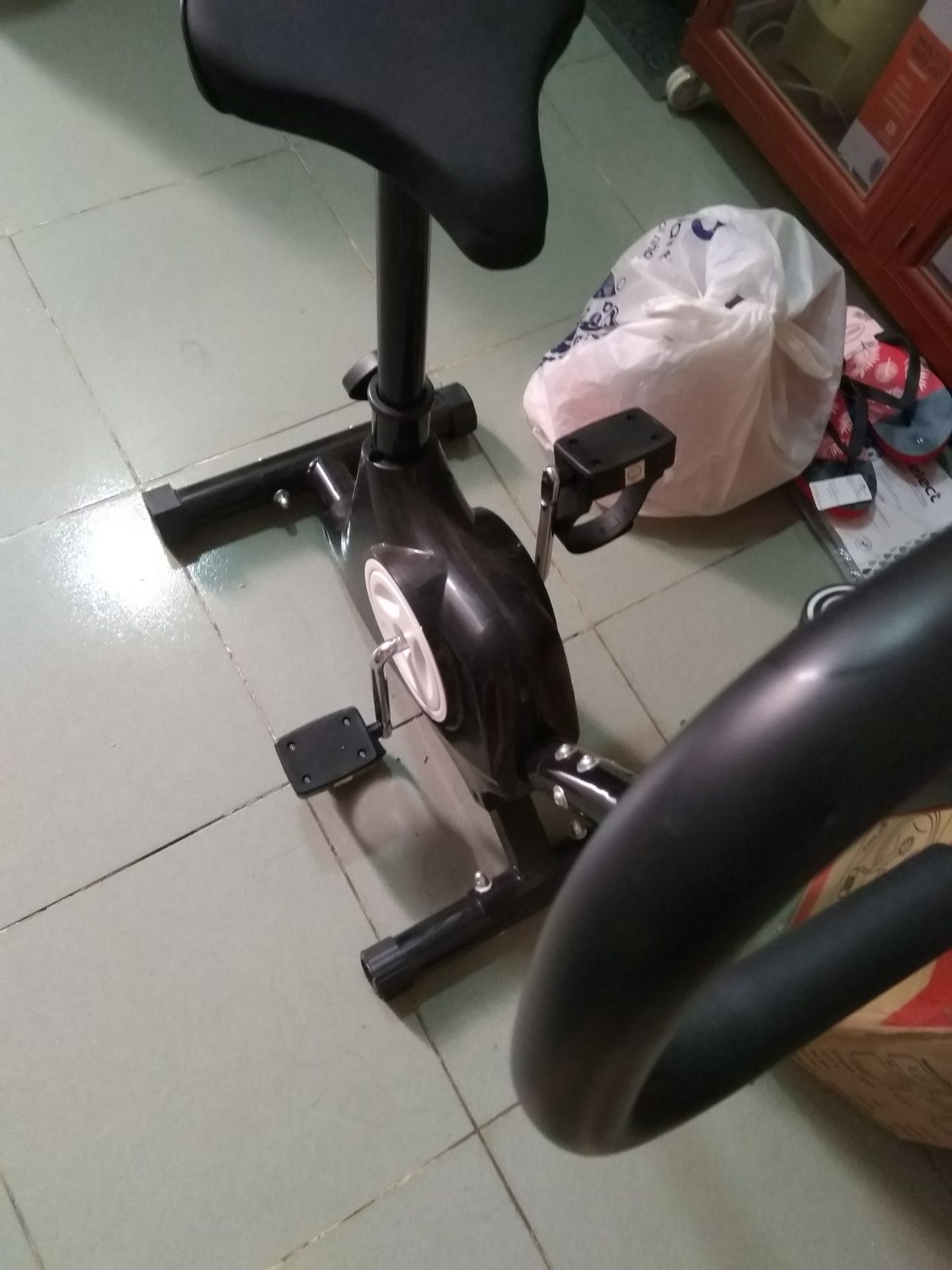 Xe rất dễ lắp ráp. Nhà bán cung cấp sẵn phụ tùng và có hướng dẫn để lắp ráp luôn. Sau khi lắp xong, xe gọn gàng không chiếm nhiều diện tích và khá đẹp mắt. Khung xe chịu lực tốt. Vì mùa dịch không ra ngoài được, mua chiếc này về tập tại nhà cho an toàn. Xe rất dễ lắp ráp. Nhà bán cung cấp sẵn phụ tùng và có hướng dẫn để lắp ráp luôn. Sau khi lắp xong, xe gọn gàng không chiếm nhiều diện tích và khá đẹp mắt. Khung xe chịu lực tốt. Vì mùa dịch không ra ngoài được, mua chiếc này về tập tại nhà cho an toàn.
