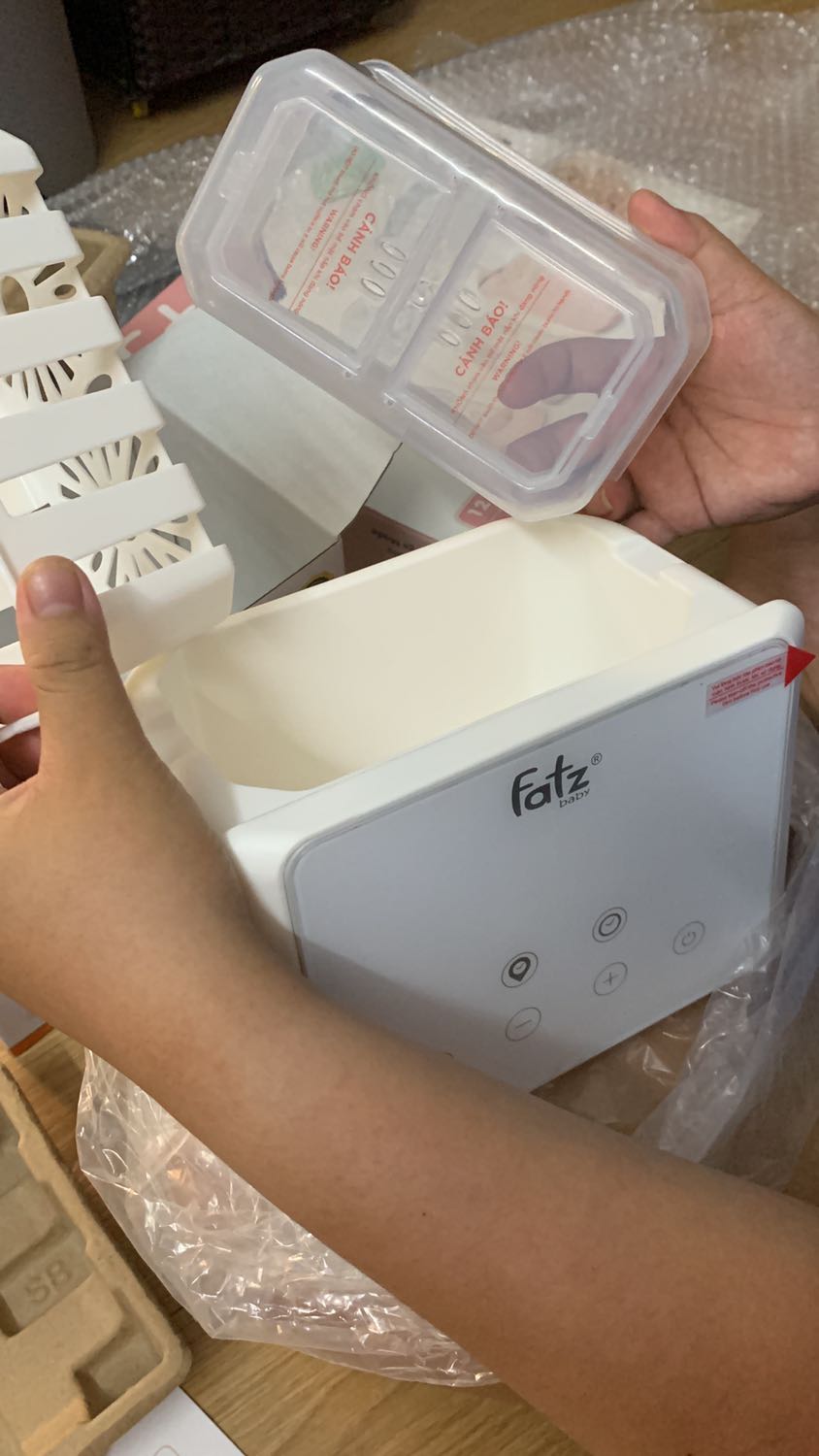 Máy đẹp, chắc chắn. Mua trên tiki nên cũng có phần an tâm. Cơ mà chỉ thắc mắc là mã QR trên vỏ hộp khi quét lại ra đường link của sản phẩm khác, mặc dù cũng là link của Fatz VN