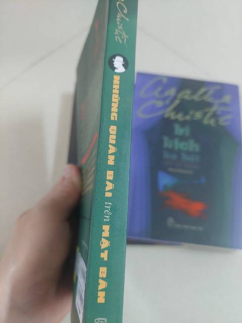 1 nạn nhân, 4 kẻ tình nghi, 4 nhân vật đóng vai trò thám tử. Những buổi điều tra nhàm chán ban đầu có vẻ chẳng đi đến đâu rồi cốt truyện sau đó bỗng trở nên kịch tính và xoắn não ở đoạn cuối. Agatha Chritie tỏ ra đặc biệt xuất sắc với khả năng đánh *** người đọc với một kết cục không ngờ.