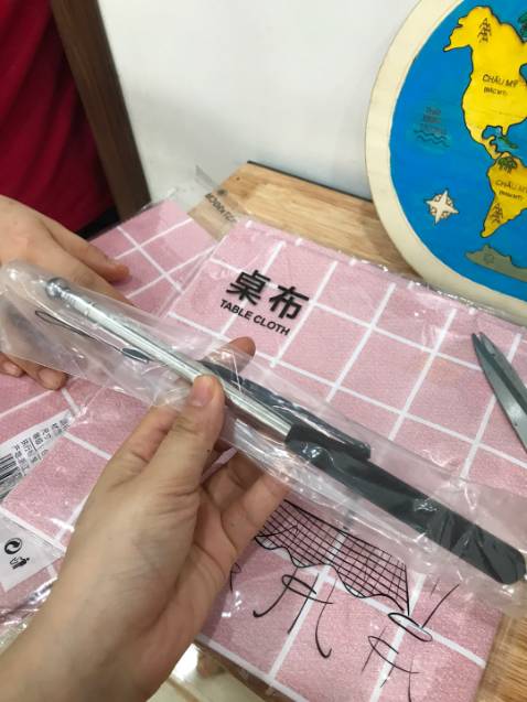 Thấy shop rất nhiệt tình, chăm chỉ tư vấn cho mình rất nhiều. Mua hàng của shop nhiều lần mà lần nào cũng ưng ý, shop bán hàng rất có tâm. Que Dùng làm đồ dùng dạy học chất lượng luôn nhé. Mình mua nhiều loại mà shop chuẩn bị hàng rất đầy đủ, ưng. Ship nhanh. Que chỉ bảng rất tốt, có thể kéo ra để hướng dẫn học sinh, thu lại rất gọn, nhét vừa cặp nhỏ gọn, xinh xắn. Shop đóng gói rất cẩn thận, 7749 lượt túi bóng, túi chống xóc. quá ưng. 10 điểm nhé shop. sẽ giới thiệu gia đình, bạn bè mua hàng của shop