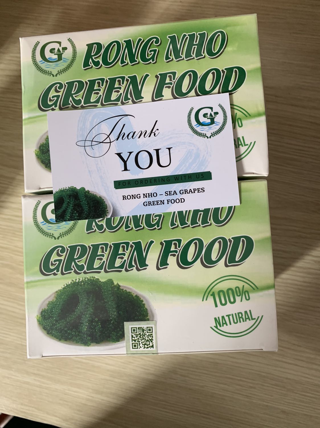 Trên cả tuyệt vời, giá ổn lại dc tặng nước sốt, mùa dịch này đặt rong nho vừa rẻ vừa bổ lại vừa tiện lợi,mới 1 ngày hết 1 hộp vì cả nhà ai cũng thích ăn:mẹ, chị dâu, 2 cô cháu gái và mình.ko biết đặt tiếp giao dc ko ạ