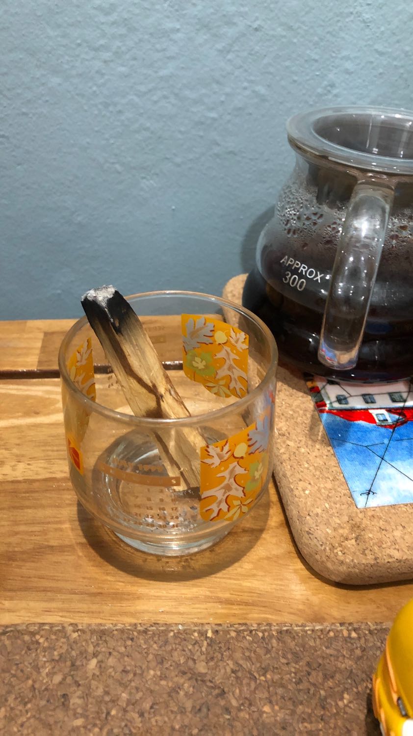 Lúc k đốt thì thơm. Khi đốt lên rồi mùi rất khét k dễ chịu chút nào