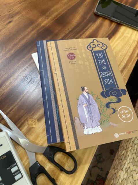 Quyển nâu đỏ với xanh lá chất giấy khá xấu, in cắt chưa chuẩn. 2 quyển còn lại thì chất ok hơn Quyển nâu đỏ với xanh lá chất giấy khá xấu, in cắt chưa chuẩn. 2 quyển còn lại thì chất ok hơn