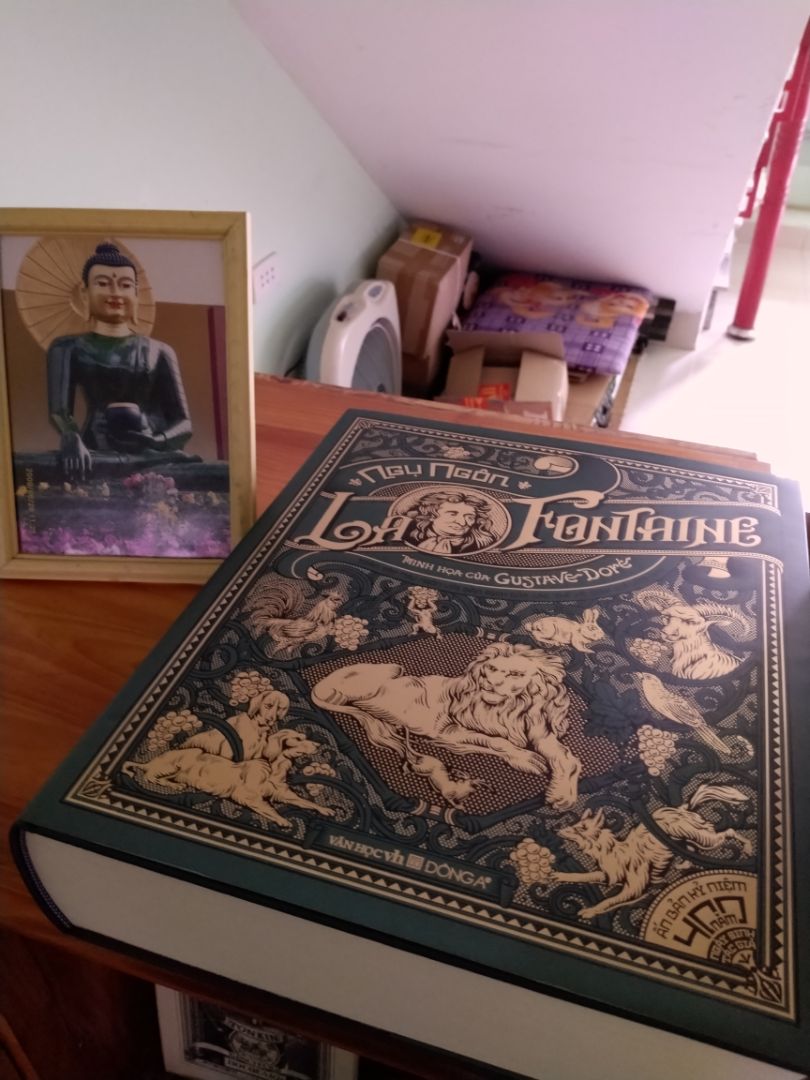 Hồi còn nhỏ, mình đã được bố mẹ kể truyện ngụ ngôn Lafonetaine, sau đó nhớ mãi lời răn dạy qua từng câu truyện như “chuyện thỏ và rùa”, “con cáo và chùm nho”, “thằng bé chăn cừu” hay “hai con dê qua cầu”. Nay lại được thưởng thức một lần nữa các ngụ ý răn dạy qua lời thơ. Thơ có ưu điểm gieo vần nên dễ đi vào lòng người nhưng với riêng mình thì sẽ khó cảm khái, nắm bắt được nội dung như văn xuôi. Phải là người từng đọc qua truyện thì đọc thơ mới thấy thú vị. Riêng về chất lượng sách và dịch vụ thì mình rất hài lòng. Cám ơn tiki!