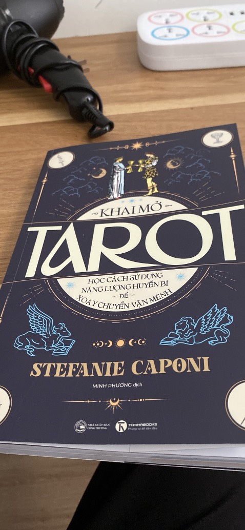 Sách được bọc rất kỹ. Giao rất nhanh. Sách đẹp. Bạn nào có ý định tự học Tarot thì rất nên mua nha.